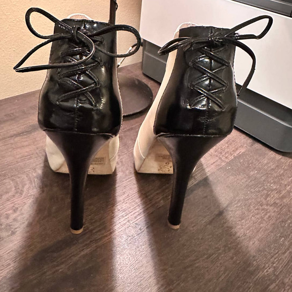 BEBE CATE PLATFORM HIGH HEELED WHITE/BLACK LEATHER BOOTIES; SIZE 9 - Picture 3 of 5
